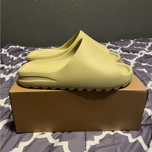 Yeezy Slide ‘Resin’ 2022 - Picture 4 of 5